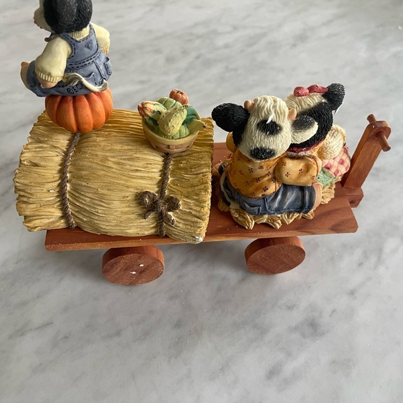 Mary’s Moo Moos- harvest moon wagon with hay bale musical - Picture 2 of 5